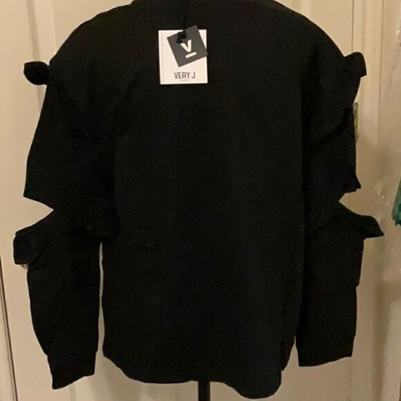 NWT Super Cute Ruffled Sweatshirt. - Picture 6 of 8